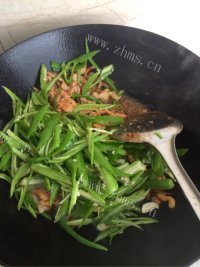 色泽鲜亮的青椒肉丝做法图解7)