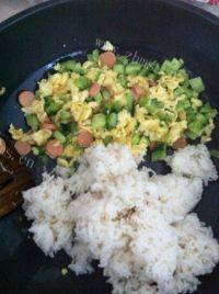 黄瓜鸡蛋炒饭做法图解9)
