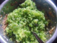 自己做的猪肉芹菜饺子做法图解7)