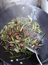 味道不错的蒜苔炒肉做法图解7)