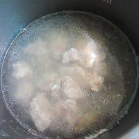 美味的花生排骨汤做法图解7)