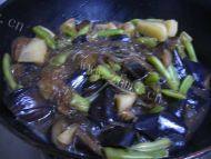 美味的茄子炖土豆做法图解8)