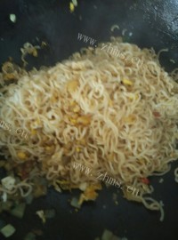 美味的土豆鸡蛋炒方便面做法图解4)