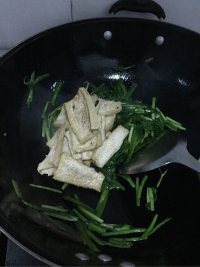 家常菜韭菜炒豆腐