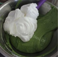 香甜可口的小雪人抹茶蛋糕卷做法图解4)