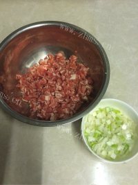 好吃的羊肉大葱馅水饺做法图解5)
