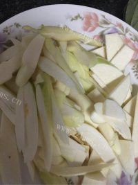 好吃的茭白炒肉做法图解1)