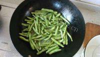 家常菜肉末干煸豆角做法图解5)