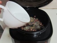 美味的红豆花生莲子银耳羹做法图解4)