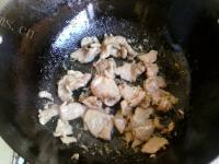 家常菜肉片炒西芹做法图解4)