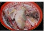 茼蒿鱼头汤做法图解1)
