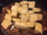 土豆炖牛肉做法图解6)