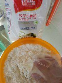 自己做的青椒馅饺子做法图解2)