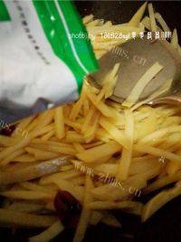 家常菜酸辣土豆条做法图解8)