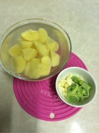 垂涎欲滴的鸡肉炖土豆做法图解2)