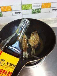 家常菜酱焖鲳鱼做法图解5)