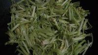 清爽的炒芹菜做法图解5)