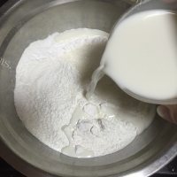自制瓜子奶黄馅冰皮月饼做法图解2)