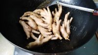色香味俱全的红烧鸡爪做法图解7)