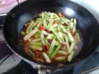 家常菜腊肉炒豆角做法图解7)