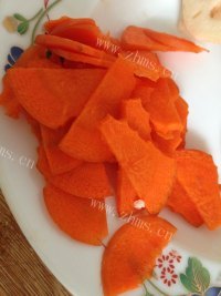 美味的竹芛莲菜炒肉做法图解6)