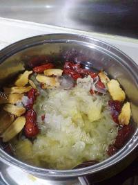 滋润的冰糖雪耳木瓜糖水做法图解4)