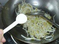 质嫩的素炒绿豆芽做法图解4)