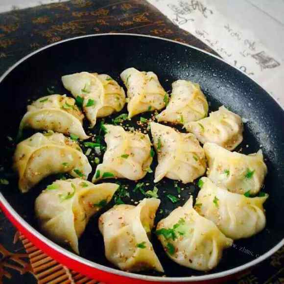 鲜嫩可口的胡萝卜猪肉生煎包