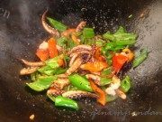 美味的豉椒炒鱿鱼须做法图解4)