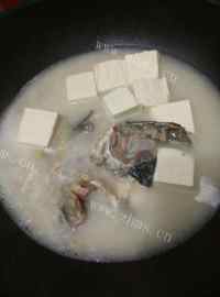 美味的鱼骨豆腐汤做法图解6)