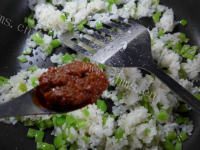 好吃的牛肉酱尖椒炒饭做法图解5)
