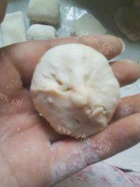 美味的核桃黑白芝麻酥饼做法图解7)