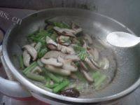 家常菜芹菜炒香菇做法图解7)