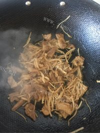 质嫩爽口的金针菇炒肉做法图解8)