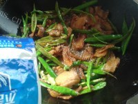 热腾腾的辣椒炒肉做法图解6)