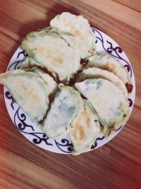 色泽鲜亮的韭菜盒子做法图解7)