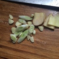 喷香的黄焖鸡腿做法图解2)