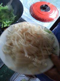 家常菜芹菜金针菇做法图解2)