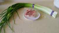 香喷喷的蒜苔炒五花肉做法图解1)