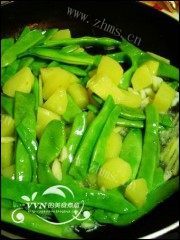 家常菜排骨油豆角炖土豆做法图解4)