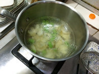 美味的百合炒牛肉粒做法图解7)