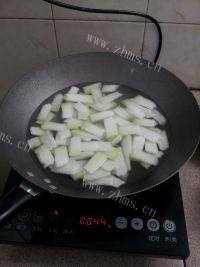简易的冬瓜瘦肉汤做法图解2)