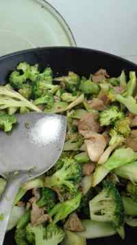 家常菜肉炒西兰花