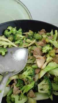 家常菜肉炒西兰花