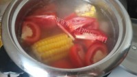 美味排骨玉米番茄汤做法图解4)