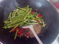 香喷喷的蒜苔炒肉做法图解11)