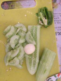 口感极佳的清炒黄瓜片做法图解2)