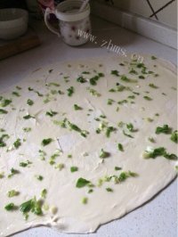 咸甜适中的葱油饼做法图解4)