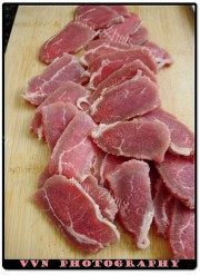 美味的金菇五彩豆腐牛肉煲做法图解4)