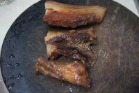 家常菜腊肉炒荷兰豆做法图解3)